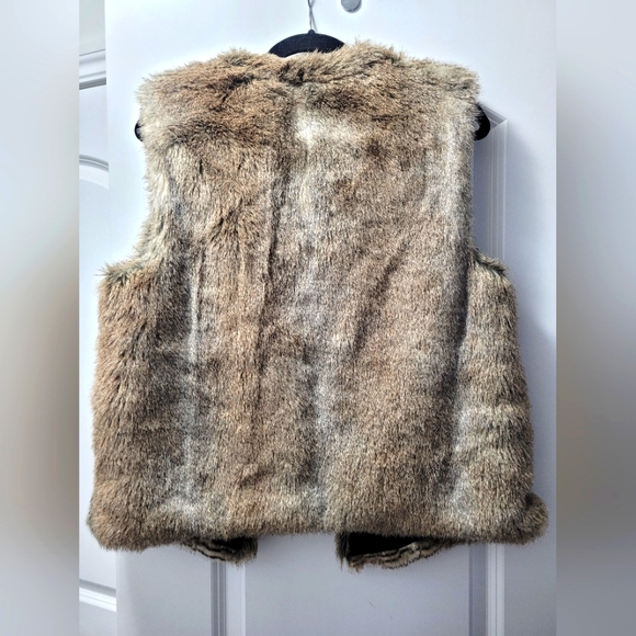 Talula-Aritzia,Faux Fur sleeveless vest in Gray/Brown Color. Hook closure.Size:M - Picture 3 of 6